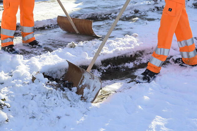 DEUTSCHLAND, Hamburg, Winter, Stadtreinigung befreit öffentliche Wege vom Schnee Hamburg Germany