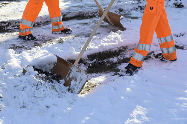 DEUTSCHLAND, Hamburg, Winter, Stadtreinigung befreit öffentliche Wege vom Schnee Hamburg Germany