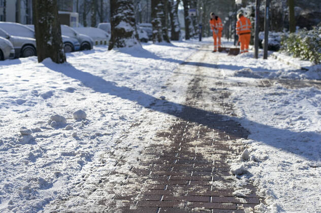 DEUTSCHLAND, Hamburg, Winter, Stadtreinigung befreit öffentliche Wege vom Schnee Hamburg Germany