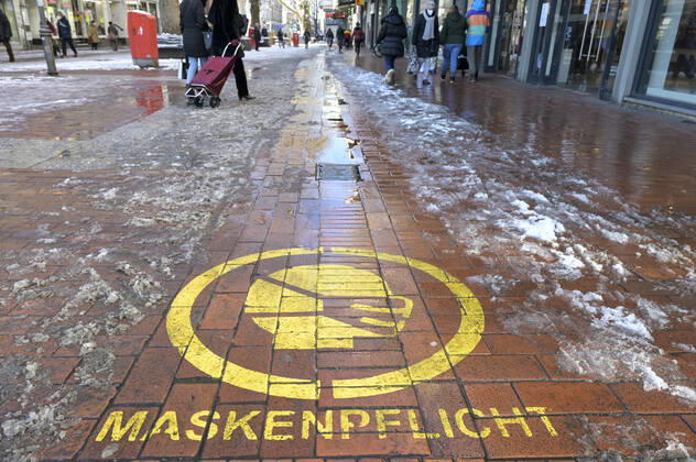 DEUTSCHLAND, Hamburg, Schnee, Winter, Corona Krise, Schild Maskenpficht in Fußgängerpassage Hamburg Germany