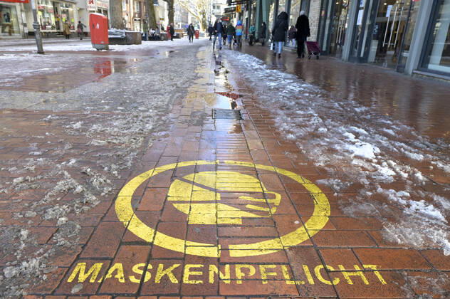 DEUTSCHLAND, Hamburg, Schnee, Winter, Corona Krise, Schild Maskenpficht in Fußgängerpassage Hamburg Germany