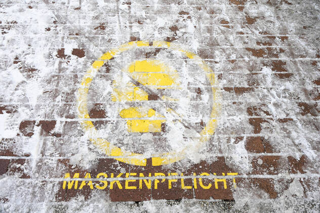 DEUTSCHLAND, Hamburg, Schnee, Winter, Corona Krise, Schild Maskenpficht in Fußgängerpassage Hamburg Germany