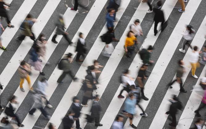 IMAGO Nature: Unsere Erde, Umweltprobleme, ?berbev?lkerung From above unrecognizable people walking on zebra crossing on busy crowded street in Tokyo Copyright: xMikelxPoncex Model Released