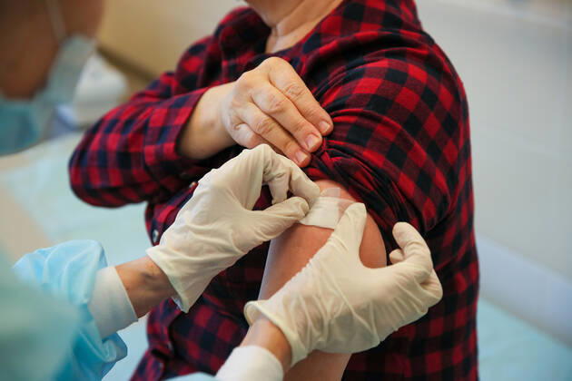 SOCHI, RUSSIA - FEBRUARY 1, 2021: A medical worker and a patient after vaccination with the Gam-COVID-Vak (Sputnik V) vaccine against COVID-19 at Sochi s City Hospital No 4. Dmitry Feoktistov TASS  TS0F5AA8