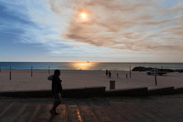 WA CORONAVIRUS COVID19, Members of the public head to City beach at sunset for their one hour of exercise in Perth, Monday, February 1, 2021. West Australian Premier Mark McGowan yesterday called for a five-day lockdown for metropolitan Perth and two nearby regions after a COVID-19 hotel quarantine breach. ( NO ARCHIVING, EDITORIAL USE ONLY, NO USE IN BOOKS WITHOUT CONSENT  Copyright: xRICHARDxWAINWRIGHTx 20210201001517549282