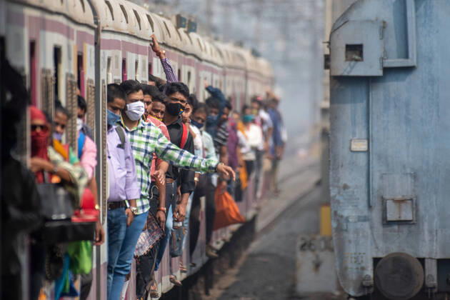 News Themen der Woche KW05 News Bilder des Tages MUMBAI, INDIA - FEBRUARY 1: Travellers in a suburban local train on the first day when local train services starts for general public, at Kurla, on February 1, 2021 in Mumbai, India. Travel by local trains, lifeline for millions of people living in Mumbai and surrounding satellite towns, was severely restricted after the coronavirus outbreak in March 2020. (Photo by Pratik Chorge Hindustan Times) Mumbai Local Trains Resume Services For General Public