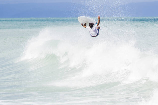 Surfer jumping on wave in mid air Matapalo, Provincia de Guanacaste, Costa Rica CR_CHPH210127F-613934-01 ,model released, Symbolfoto