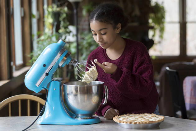 IMAGO Creative: Haushaltsgeräte - Küchenmaschine A biracial eleven year-old girl sneaks a taste of whipped cream Brewster, MA, United States CR_JUCU210129B-590322-01 ,model released, Symbolfoto