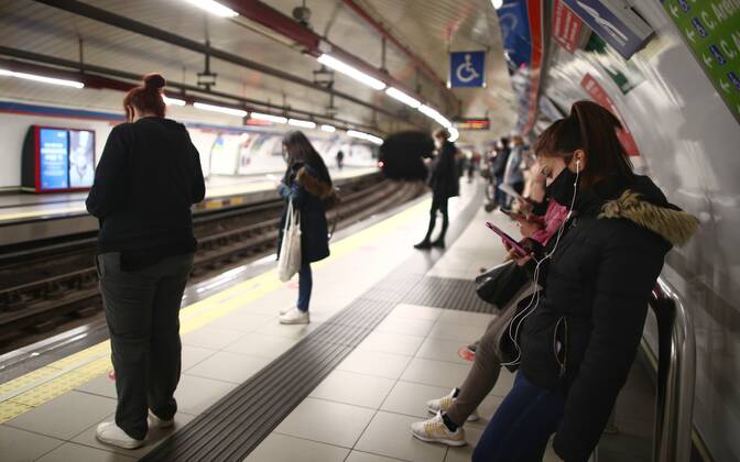 Several passengers wait on a metro platform at Sol station on the same day that new restrictions come into force in the region by Covid-19, in Madrid, (Spain), on February 1, 2021. As of today in Madrid, 19 more basic health zones (ZBS) have been extended to have restrictions, from which it is not possible to enter or leave without a justified cause such as work or studies. These 19 are in addition to those already restricted previously, which is why at the moment there are a total of 71 basic health zones (ZBS) and 30 localities with restrictions in the region. 01 FEBRUARY 2021;RESTRICTIONS;MADRID;COVID19;METRO;RENFE;TRANSPORT ZBS Eduardo Parra LagenciaEP 02 01 2021 Madrid Madrid Spain Copyright: xEduardoxParrax 3543183