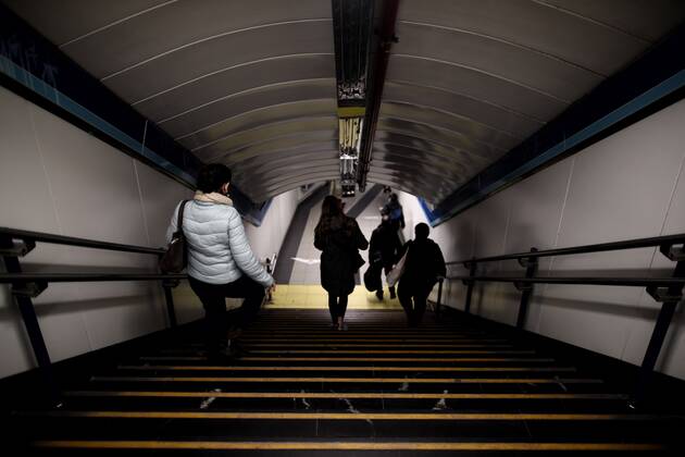 Passengers make their way to the metro platform at Sol station on the same day that new restrictions come into force in the region due to Covid-19, in Madrid, Spain, on 1 February 2021. As of today in Madrid, 19 more basic health zones (ZBS) have been extended to have restrictions, from which it is not possible to enter or leave without a justified cause such as work or studies. These 19 are in addition to those already restricted previously, which is why at the moment there are a total of 71 basic health zones (ZBS) and 30 localities with restrictions in the region. 01 FEBRUARY 2021;RESTRICTIONS;MADRID;COVID19;METRO;RENFE;TRANSPORT ZBS Eduardo Parra LagenciaEP 02 01 2021 Madrid Madrid Spain Copyright: xEduardoxParrax 3543184