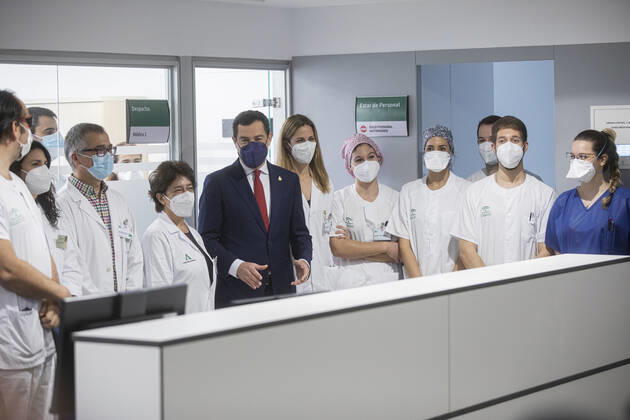 The President of the Junta de Andalucia, Juanma Moreno (c), greets healthcare personnel during the inauguration of the new Covid-19 Emergency Hospital, built in the former Vigil de Quinones Military Hospital. In Seville, (Andalusia, Spain), 01 February 2021. 01 FEBRUARY 2021 Maria JosÃ Lopez LagenciaEP 02 01 2021 Seville (Andalusia) Seville (Andalusia) Spain Copyright: xMariaxJosÃ xLopezx 3543247
