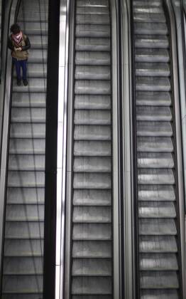 A passenger descends the stairs of the metro at Sol station on the same day that new restrictions come into force in the region by the Covid-19, in Madrid, (Spain), on February 1, 2021. As of today in Madrid, 19 more basic health zones (ZBS) have been extended to have restrictions, from which it is not possible to enter or leave without a justified cause such as work or studies. These 19 are in addition to those already restricted previously, which is why at the moment there are a total of 71 basic health zones (ZBS) and 30 localities with restrictions in the region. 01 FEBRUARY 2021;RESTRICTIONS;MADRID;COVID19;METRO;RENFE;TRANSPORT ZBS Eduardo Parra LagenciaEP 02 01 2021 Madrid Madrid Spain Copyright: xEduardoxParrax 3543316