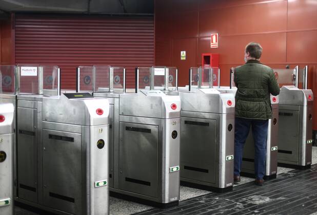 A passenger crosses the Renfe turnstiles at Sol station on the same day that new restrictions come into force in the region by Covid-19, in Madrid, (Spain), on February 1, 2021. From today in Madrid, 19 more Basic Health Zones (ZBS) are extended to those with restrictions, from which you can not enter or leave without good cause such as work or studies. These 19 are in addition to those already restricted previously, which is why at the moment there are a total of 71 basic health zones (ZBS) and 30 localities with restrictions in the region. 01 FEBRUARY 2021;RESTRICTIONS;MADRID;COVID19;METRO;RENFE;TRANSPORT ZBS Eduardo Parra LagenciaEP 02 01 2021 Madrid Madrid Spain Copyright: xEduardoxParrax 3543321