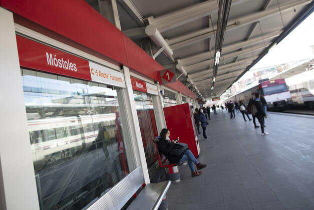 Several passengers wait to catch the train at the Mostoles Central station on the same day that new restrictions come into force in the municipality by the Covid-19, in Mostoles, Madrid, (Spain), on February 1, 2021. As of today in Madrid, 19 more Basic Health Zones (ZBS) are extended to those with restrictions, from which you can not enter or leave without good cause such as work or studies. These 19 are in addition to those already restricted previously, which is why at this moment there are a total of 71 basic health zones (ZBS) and 30 localities with restrictions in the region. 01 FEBRUARY 2021;MOSTOLES;RESTRICTIONS;COVID;CORONAVIRUS Eduardo Parra LagenciaEP 02 01 2021 Mostoles, (Madrid) Mostoles, (Madrid) Spain Copyright: xEduardoxParrax 3543739