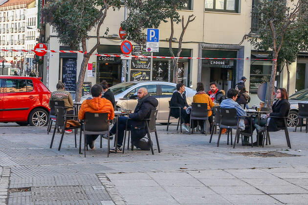 Several tables on a terrace in the district of La Latina in Madrid (Spain), on February 1, 2021. The community of Madrid will decree the mandatory use of masks inside restaurants and increase the number of people who can be seated at the same table on a terrace to 6. The measures will come into force from next Friday. 01 FEBRUARY 2021;CORONAVIRUS;RESTRICTIONS;INFECTED;CONTAGIONS;MASKS;HOSPITALITY INDUSTRY Ricardo Rubio LagenciaEP 02 01 2021 Madrid Madrid Spain Copyright: xRicardoxRubiox 3544162