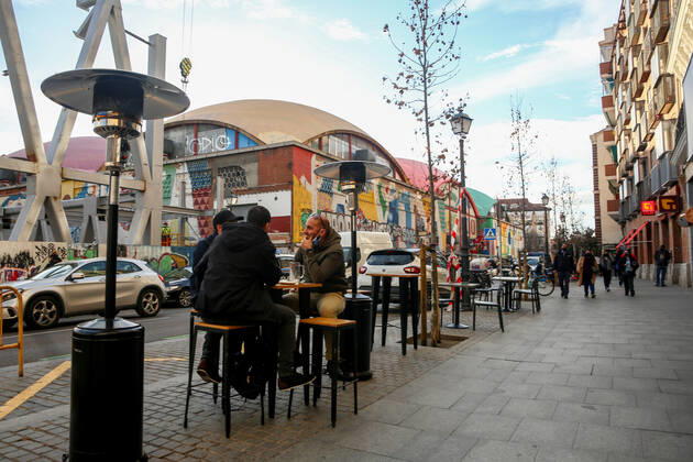 Several tables on a terrace in the district of La Latina in Madrid (Spain), on February 1, 2021. The community of Madrid will decree the mandatory use of masks inside restaurants and increase the number of people who can be seated at the same table on a terrace to 6. The measures will come into force from next Friday. 01 FEBRUARY 2021;CORONAVIRUS;RESTRICTIONS;INFECTED;CONTAGIONS;MASKS;HOSPITALITY INDUSTRY Ricardo Rubio LagenciaEP 02 01 2021 Madrid Madrid Spain Copyright: xRicardoxRubiox 3544168