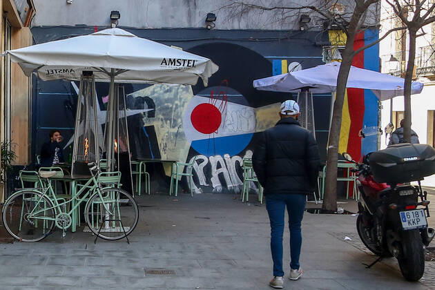 Several tables on a terrace in the district of La Latina in Madrid (Spain), on February 1, 2021. The community of Madrid will decree the mandatory use of masks inside restaurants and increase the number of people who can be seated at the same table on a terrace to 6. The measures will come into force from next Friday. 01 FEBRUARY 2021;CORONAVIRUS;RESTRICTIONS;INFECTED;CONTAGIONS;MASKS;HOSPITALITY INDUSTRY Ricardo Rubio LagenciaEP 02 01 2021 Madrid Madrid Spain Copyright: xRicardoxRubiox 3544174