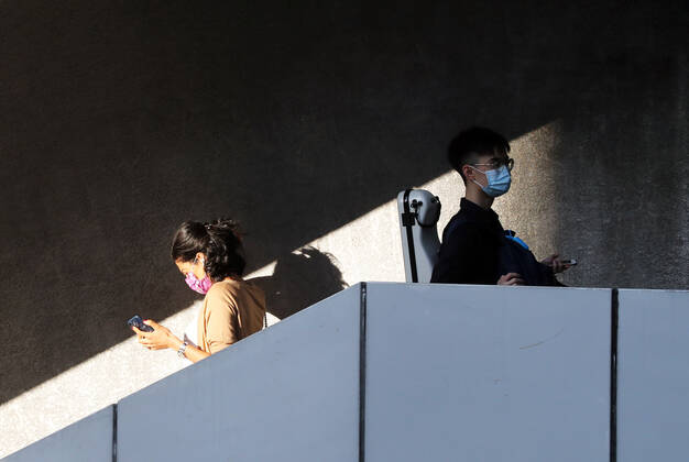 Coronavirus, Eindrücke aus Hongkong (210202) -- HONG KONG, Feb. 2, 2021 -- People wearing face masks are seen on the street in Hong Kong, south China, Feb. 2, 2021. Hong Kong s Center for Health Protection (CHP) reported 25 additional confirmed cases of COVID-19 on Tuesday, taking its total tally to 10,511. ) CHINA-HONG KONG-COVID-19-CASES (CN) LixGang 