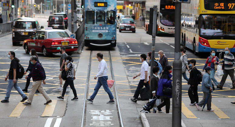 Coronavirus, Eindrücke aus Hongkong (210202) -- HONG KONG, Feb. 2, 2021 -- People wearing face masks are seen on the street in Hong Kong, south China, Feb. 2, 2021. Hong Kong s Center for Health Protection (CHP) reported 25 additional confirmed cases of COVID-19 on Tuesday, taking its total tally to 10,511. ) CHINA-HONG KONG-COVID-19-CASES (CN) LixGang 