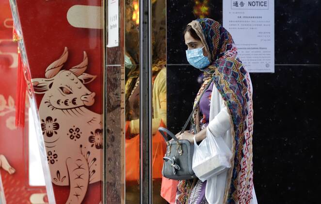 Coronavirus, Eindrücke aus Hongkong February 2, 2021, Hong Kong, CHINA: An Indian woman exit from shopping arcade decked with Chinese New Year decoration in Hong Kong.Invalidation of BNO ( Overseas ) Passports have created an impact for ethnic minorities in Hong Kong, who are typically made up of Indian, Pakistani and Nepalis.For these ethnic minorities, the BNO ( Overseas ) Passports is all they have and applying for HKSAR Passport is fraught with uncertainty.Feb-2,2020Hong Kong.ZUMA Hong Kong CHINA - ZUMAl137 20210202_zap_l137_003 Copyright: xLiauxChung-renx