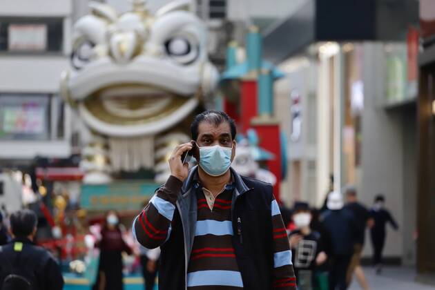 Coronavirus, Eindrücke aus Hongkong February 2, 2021, Hong Kong, CHINA: Indian man conversing on mobile phone on the street in Hong Kong. Chinese Communist Party s action to invalidate BNO ( Overseas ) Passports have deprived ethnic minorities in HK, who are holders of HK permanent citizenship and BNO ( Overseas ) Passports,to freely travel to other countries. With the voiding of BNO ( Overseas ) Passports, they have become the holder of an useless travel document unable to let them exit from the City unless HKSAR Passports are issued to them.Feb-2,2021Hong Kong.ZUMA Hong Kong CHINA - ZUMAl137 20210202_zap_l137_005 Copyright: xLiauxChung-renx