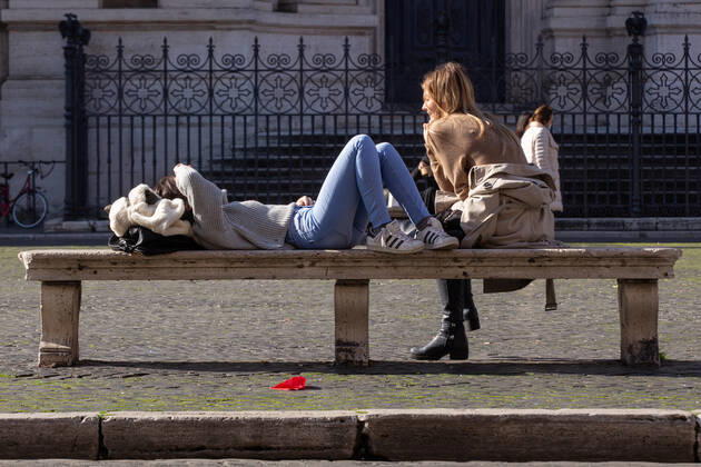 Coronavirus in Italien, Eindrücke aus Rom Italy: Restaurants and bars reopen in Rome Girls sitting on a bench in Piazza Navona in Rome Rome Italy Copyright: MatteoxNardone