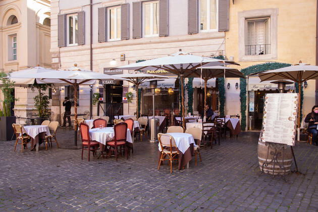 Coronavirus in Italien, Eindrücke aus Rom Italy: Restaurants and bars reopen in Rome Open restaurant near Montecitorio square in Rome Rome Italy Copyright: MatteoxNardone
