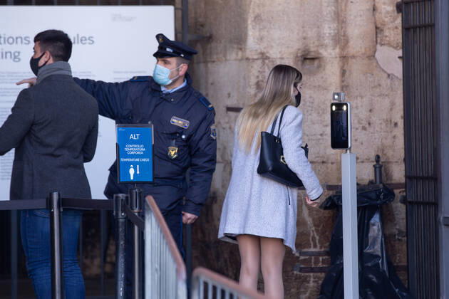 Coronavirus in Italien, Eindrücke aus Rom Italy: Museums in Rome reopen A boy and a girl enter the Colosseum Rome Italy Copyright: MatteoxNardone
