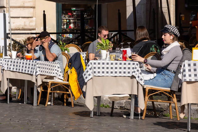 Coronavirus in Italien, Eindrücke aus Rom Italy: Restaurants and bars reopen in Rome From yesterday, February 1, 2021, until 6 pm, people can again consume in bars and restaurants Rome Italy Copyright: MatteoxNardone
