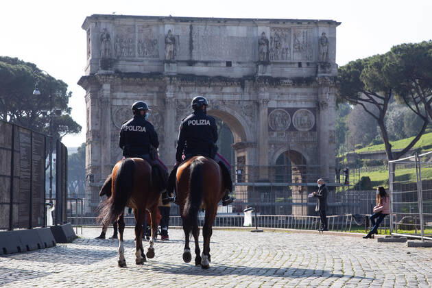 Coronavirus in Italien, Eindrücke aus Rom Italy: Museums in Rome reopen Policemen on horseback in front of the Arch of Constantine, near the Colosseum Rome Italy Copyright: MatteoxNardone