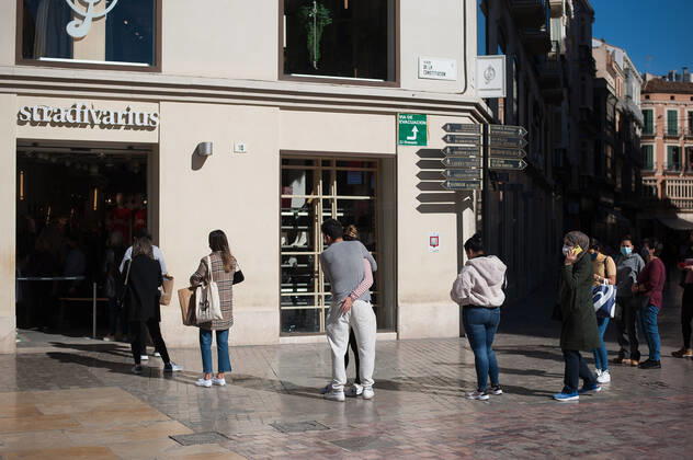 February 2, 2021, Malaga, Spain: People queuing outside Stradivarius store during the closure of the hospitality sector and non-essential activities as part of a partial lockdown..For two weeks, besides the limit on mobility between cities, many municipalities and Costa del Sol districts (including the Malaga capital) will have to close bars, restaurants and stores as measures to curb the spread of the coronavirus pandemic. In the lead of Andalusia, Malaga is the city with more daily coronavirus infections and a high rate of hospitalizations. Malaga Spain - ZUMAs197 20210202_zab_s197_010 Copyright: xJesusxMeridax