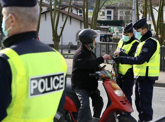Coronavirus, Grenzkontrollen zwischen Spanien und Frankreich Police checks at the Behobia bridge, which links the Behobia district in Irun with Hendaye (France) on the Spanish-French border, in Irun, Euskadi (Spain), on January 2, 2021. Since last Sunday, France maintains in force restrictions on entry and exit from its territory to the coronavirus pandemic. The measures require a negative viral test with a maximum age of 72 hours to enter French territory. The measure takes effect at all borders -- land, air and sea -- but will not apply to border workers, carriers and residents within a 30-kilometer radius of the border. 2 FEBRUARY 2021;FRANCE;BORDER;IRUN;BASQUE COUNTRY;SPAIN;CORONAVIRUS;PCR;TRANSIT;CIRCULATION Javi Colmenero LagenciaEP 02 02 2021 IRUN, BASQUE COUNTRY (SPAIN) IRUN, BASQUE COUNTR Copyright: xJavixColmenerox 3545052
