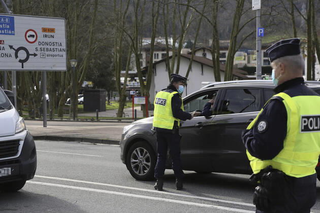 Coronavirus, Grenzkontrollen zwischen Spanien und Frankreich Two gendarmes carry out a mobility control at the Behobia bridge, which connects the Behobia district in Irun with Hendaye (France) on the border with Spanish-French, in Irun, Euskadi (Spain), on January 2, 2021. Since last Sunday, France maintains in force restrictions on entry and exit from its territory to the coronavirus pandemic. The measures require a negative viral test with a maximum age of 72 hours to enter French territory. The measure takes effect at all borders -- land, air and sea -- but will not apply to border workers, carriers and residents within a 30-kilometer radius of the border. 2 FEBRUARY 2021;FRANCE;BORDER;IRUN;BASQUE COUNTRY;SPAIN;CORONAVIRUS;PCR;TRANSIT;CIRCULATION Javi Colmenero LagenciaEP 02 02 2021 IRUN, BASQU Copyright: xJavixColmenerox 3545154