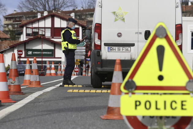 Coronavirus, Grenzkontrollen zwischen Spanien und Frankreich A gendarme performs a mobility control at the Behobia bridge, which connects the Behobia district in Irun with Hendaye (France) on the border with Spanish-French, in Irun, Euskadi (Spain), on January 2, 2021. Since last Sunday, France maintains in force restrictions on entry and exit from its territory to the coronavirus pandemic. The measures require a negative viral test with a maximum age of 72 hours to enter French territory. The measure takes effect at all borders -- land, air and sea -- but will not apply to border workers, carriers and residents within a 30-kilometer radius of the border. 2 FEBRUARY 2021;FRANCE;BORDER;IRUN;BASQUE COUNTRY;SPAIN;CORONAVIRUS;PCR;TRANSIT;CIRCULATION Javi Colmenero LagenciaEP 02 02 2021 IRUN, BASQUE CO Copyright: xJavixColmenerox 3545167