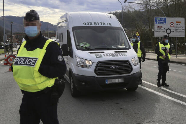 Coronavirus, Grenzkontrollen zwischen Spanien und Frankreich Several gendarmes carry out a mobility control at the Behobia bridge, which connects the Behobia district in Irun with Hendaye (France) on the border with Spanish-French, in Irun, Euskadi (Spain), on January 2, 2021. Since last Sunday, France maintains in force restrictions on entry and exit from its territory to the coronavirus pandemic. The measures require a negative viral test with a maximum age of 72 hours to enter French territory. The measure takes effect at all borders -- land, air and sea -- but will not apply to border workers, carriers and residents within a 30-kilometer radius of the border. 2 FEBRUARY 2021;FRANCE;BORDER;IRUN;BASQUE COUNTRY;SPAIN;CORONAVIRUS;PCR;TRANSIT;CIRCULATION Javi Colmenero LagenciaEP 02 02 2021 IRUN, B Copyright: xJavixColmenerox 3545191