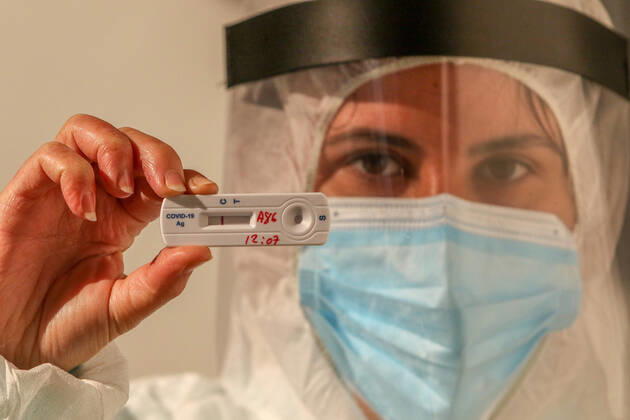 February 2, 2021: 2 February 2021 (Malaga) Today has begun the rapid testing of workers in the tourist, commercial and cultural sector of Malaga capital,in the Palacio de ferias y Congresos de Malaga, with the aim of influencing the safety of these businesses and achieving greater peace of mind for customers in the face of possible contagion. Given the persistence of the health crisis caused by the COVID-19, and the very negative impact it is having on tourism, commercial and cultural companies, they have considered it necessary to enhance the image of Malaga as a safe destination . In this regard, the representatives of both entities have agreed to highlight the opportunity to work together to unite efforts for the recovery of the activ - ZUMAc161 20210202_zap_c161_003 Copyright: xLorenzoxCarnerox