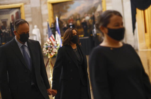 News Bilder des Tages February 3, 2021, Washington, District of Columbia, USA: United States Vice President Kamala Harris and her husband Doug Emhoff pay their respects as the remains of Capitol Police officer Brian Sicknick lay in honor in the Rotunda of the U.S. Capitol building after he died on Jan. 7 from injuries he sustained while protecting the U.S. Capitol during the Jan. 6 attack on the building, in Washington, DC, U.S. February 3, 2021 Washington USA - ZUMAs152 20210203_zaa_s152_083 Copyright: xCarlosxBarriax-xPoolxViaxCnpx