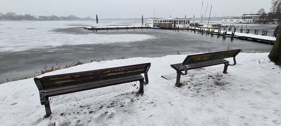 Hamburg in Corona Lockdown scenes in February 2021 around the Hamburg Außenalster Hamburg in Corona Lockdown scenes in February 2021 around the Hamburg Außenalster , Hamburg Hamburg Germany downtown around the Alster