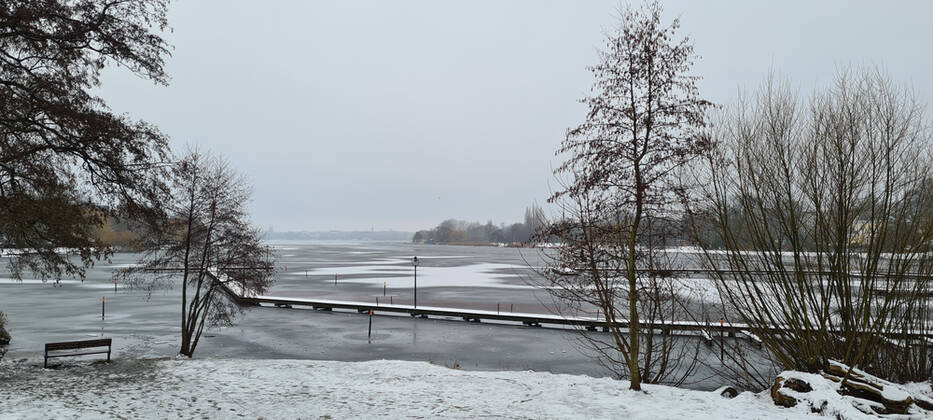 Hamburg in Corona Lockdown Scenes in February 2021 around the Hamburg Outer Alster Scenes from the Lockdown at the Alster in Hamburg Hamburg in Corona Lockdown Scenes in February 2021 around the Hamburg Outer Alster , Hamburg Hamburg Germany Downtown around the Alster