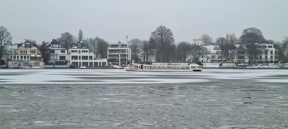 Hamburg in Corona Lockdown Scenes in February 2021 around the Hamburg Outer Alster Scenes from the Lockdown at the Alster in Hamburg Hamburg in Corona Lockdown Scenes in February 2021 around the Hamburg Outer Alster , Hamburg Hamburg Germany Downtown around the Alster