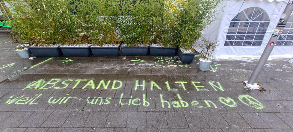 Hamburg in Corona Lockdown Scenes in February 2021 around the Hamburger Außenalster Writing Keep distance in front of a restaurant in Hamburg Winterhude Hamburg in Corona Lockdown Scenes in February 2021 around the Hamburger Außenalster , Hamburg Hamburg Germany Downtown around the Alster