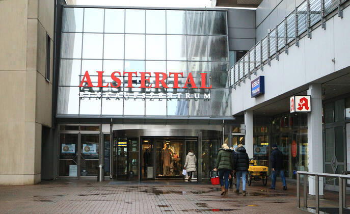 Entrance to the Alstertal shopping centre AEZ in Hamburg Poppenbüttel during the lockdown Poppenbüttel Hamburg