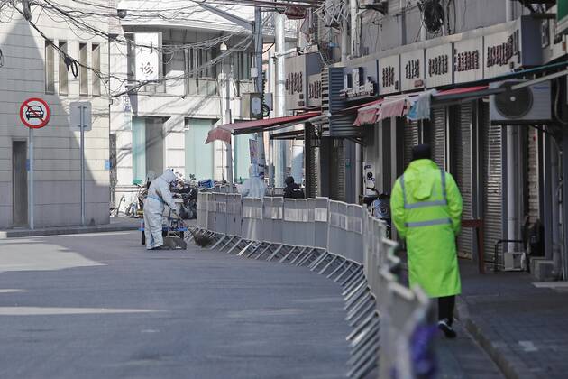 SHANGHAI, CHINA - FEBRUARY 04: A worker wearing personal protective equipment (PPE) cleans up a road at a residential community under lockdown at Huangpu District on February 4, 2021 in Shanghai, China.  Copyright: xVCGx CFP111316025870