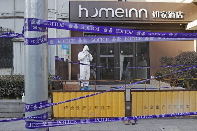 SHANGHAI, CHINA - FEBRUARY 04: A police officer wearing personal protective equipment (PPE) stands guard at a residential community under lockdown at Huangpu District on February 4, 2021 in Shanghai, China.  Copyright: xVCGx CFP111316025873