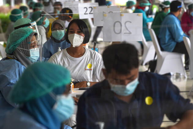 (210204) -- JAKARTA, Feb. 4, 2021 -- Health workers wait for registration before receiving doses of China s Sinovac COVID-19 vaccine during mass vaccination program for health workers as a main priority group in Jakarta, Indonesia, Feb. 4, 2021. ) INDONESIA-JAKARTA-MASS VACCINATION PROGRAM-COVID-19 AgungxKuncahyaxB. 
