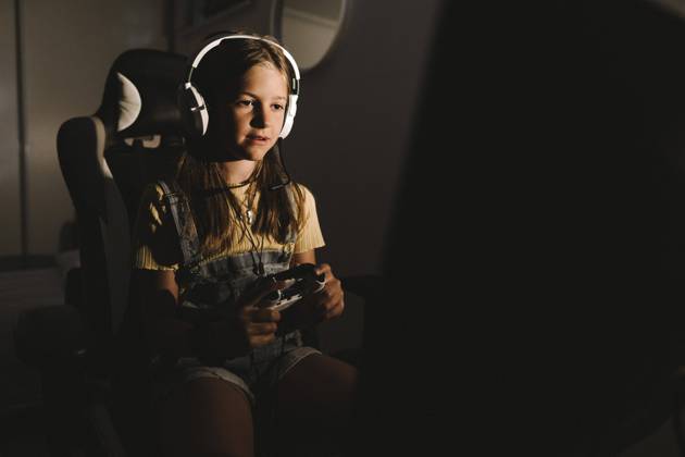 Girl playing video game at home during night Sweden, Gothenburg, model released, property released Copyright: xMaskotx , MA83688