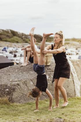 IMAGO Creative, Jahreszeit Sommer, Sommerferien IMAGO Creative: Dichotomien, Generationen Mother helping daughter to do handstand on land at harbor Sweden, Gothenburg, model released Copyright: xMaskotx , MA83897