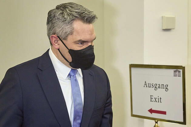 - Wien 03.04.2020 - Parlament Nationalrat Sondersitzung zum Coronavirus - Während der heutigen Sondersitzung wurden u.a. ein drittes Coronavirus-Pakets zur Bekämpfung der Pandemie sowie der wirtschaftlichen Folgen vom österreichischen Parlament beschlossen. Zudem wurden neue Hilfen für einkommensschwache Familien und Medien beschlossen. PHOTO: Bundeskanzler Sebastian Kurz (ÖVP) Vizekanzler Werner Kogler (GRÜNE) bei seiner Stellungnahme. Vienna (AUSTRIA) - Parliament National Council special session on the corona virus - During today s special session, i.a. a third corona virus package to combat the pandemic and the economic consequences has been approved by the Austrian Parliament. In addition, new aid for low-income families and t 