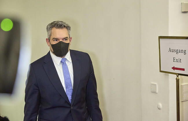 - Wien 03.04.2020 - Parlament Nationalrat Sondersitzung zum Coronavirus - Während der heutigen Sondersitzung wurden u.a. ein drittes Coronavirus-Pakets zur Bekämpfung der Pandemie sowie der wirtschaftlichen Folgen vom österreichischen Parlament beschlossen. Zudem wurden neue Hilfen für einkommensschwache Familien und Medien beschlossen. PHOTO: Bundeskanzler Sebastian Kurz (ÖVP) Vizekanzler Werner Kogler (GRÜNE) bei seiner Stellungnahme. Vienna (AUSTRIA) - Parliament National Council special session on the corona virus - During today s special session, i.a. a third corona virus package to combat the pandemic and the economic consequences has been approved by the Austrian Parliament. In addition, new aid for low-income families and t 