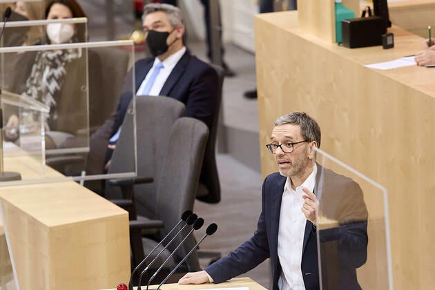 - Wien 03.04.2020 - Parlament Nationalrat Sondersitzung zum Coronavirus - Während der heutigen Sondersitzung wurden u.a. ein drittes Coronavirus-Pakets zur Bekämpfung der Pandemie sowie der wirtschaftlichen Folgen vom österreichischen Parlament beschlossen. Zudem wurden neue Hilfen für einkommensschwache Familien und Medien beschlossen. PHOTO: FPÖ Klubobmann Herbert Kickl am Rednerpult und Innenminister Karl Nehammer (ÖVP) auf der Regierungsbank.. Vienna (AUSTRIA) - Parliament National Council special session on the corona virus - During today s special session, i.a. a third corona virus package to combat the pandemic and the economic consequences has been approved by the Austrian Parliament. In addition, new aid for low-income fam 